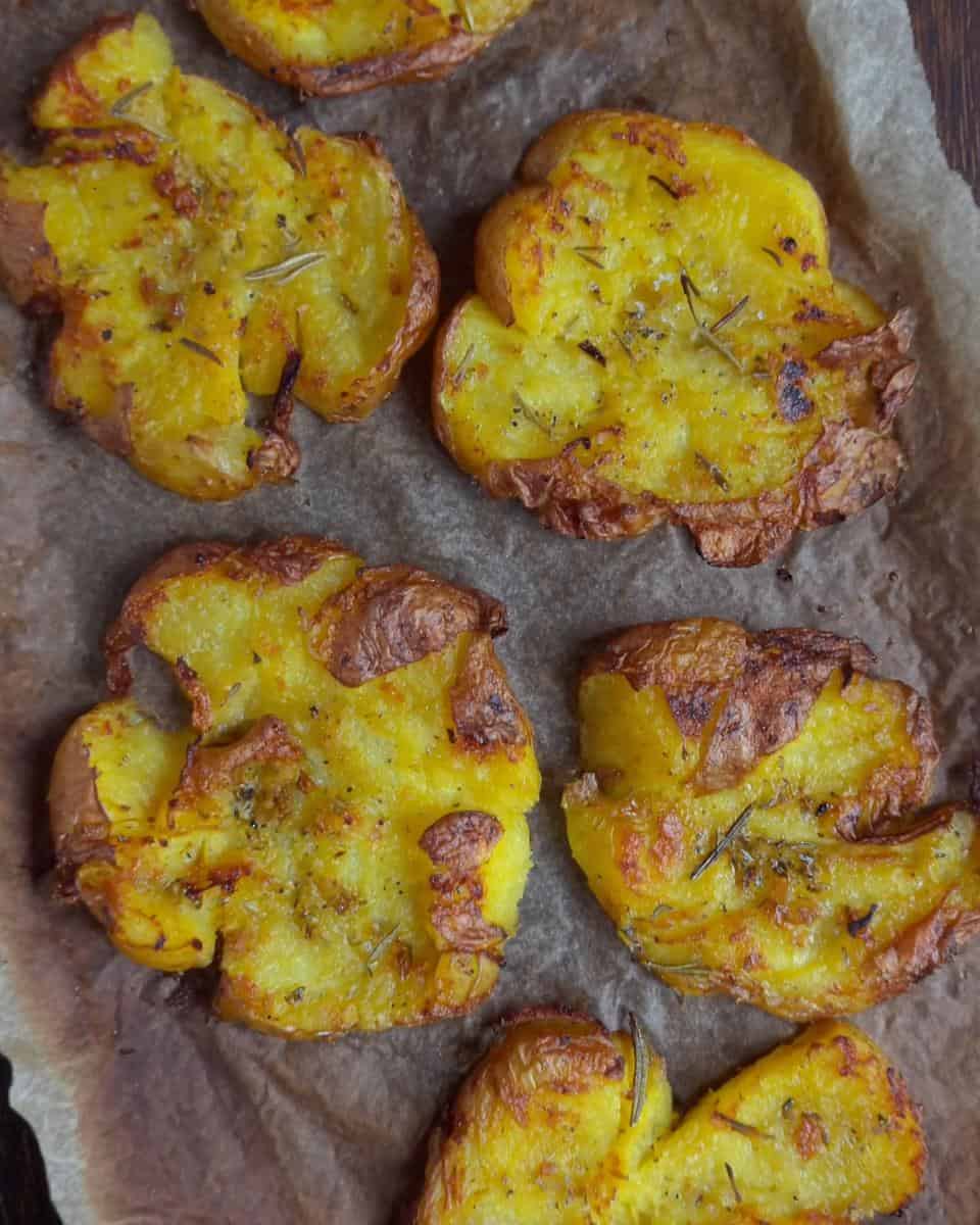 Einfaches Rezept für knusprige Smashed Potatoes aus dem Ofen - detail 2