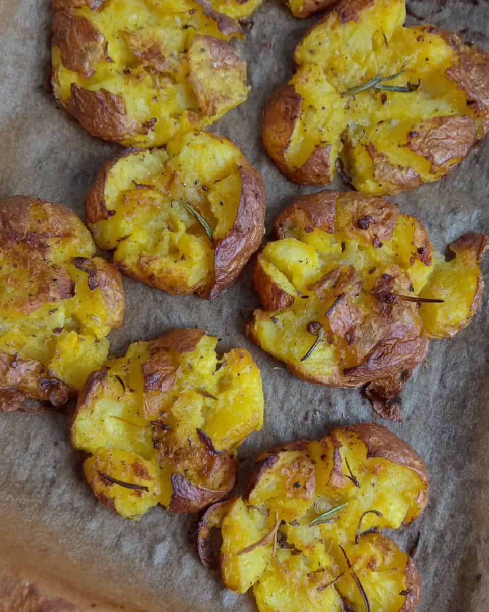 Einfaches Rezept für knusprige Smashed Potatoes aus dem Ofen - detail 3