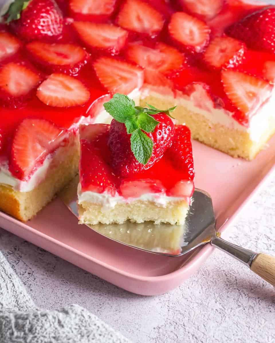 Erdbeerkuchen vom Blech mit Schmand und Pudding - detail 1