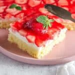 Erdbeerkuchen vom Blech mit Schmand und Pudding