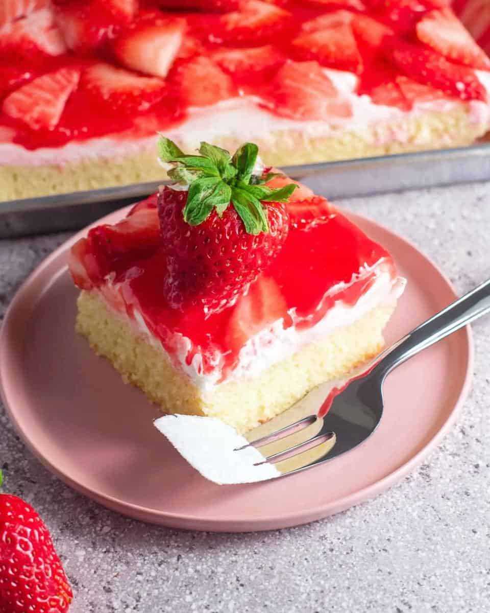 Erdbeerkuchen vom Blech mit Schmand und Pudding - detail 3