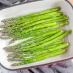Grüner Spargel im Backofen mit Parmesan überbacken