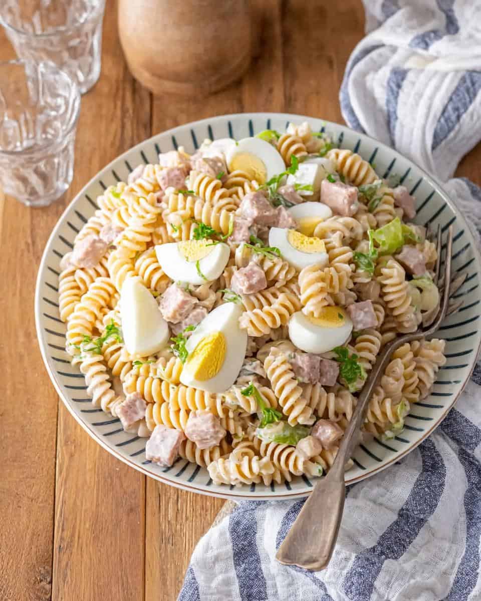 Klassischer Nudelsalat mit Mayo Wurst und Ei - detail 1