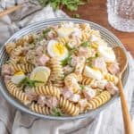 Klassischer Nudelsalat mit Mayo Wurst und Ei