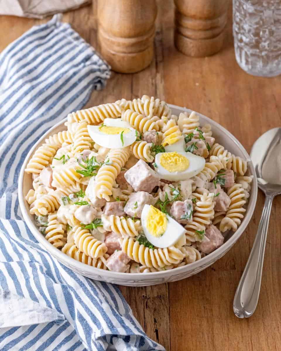 Klassischer Nudelsalat mit Mayo Wurst und Ei - detail 2
