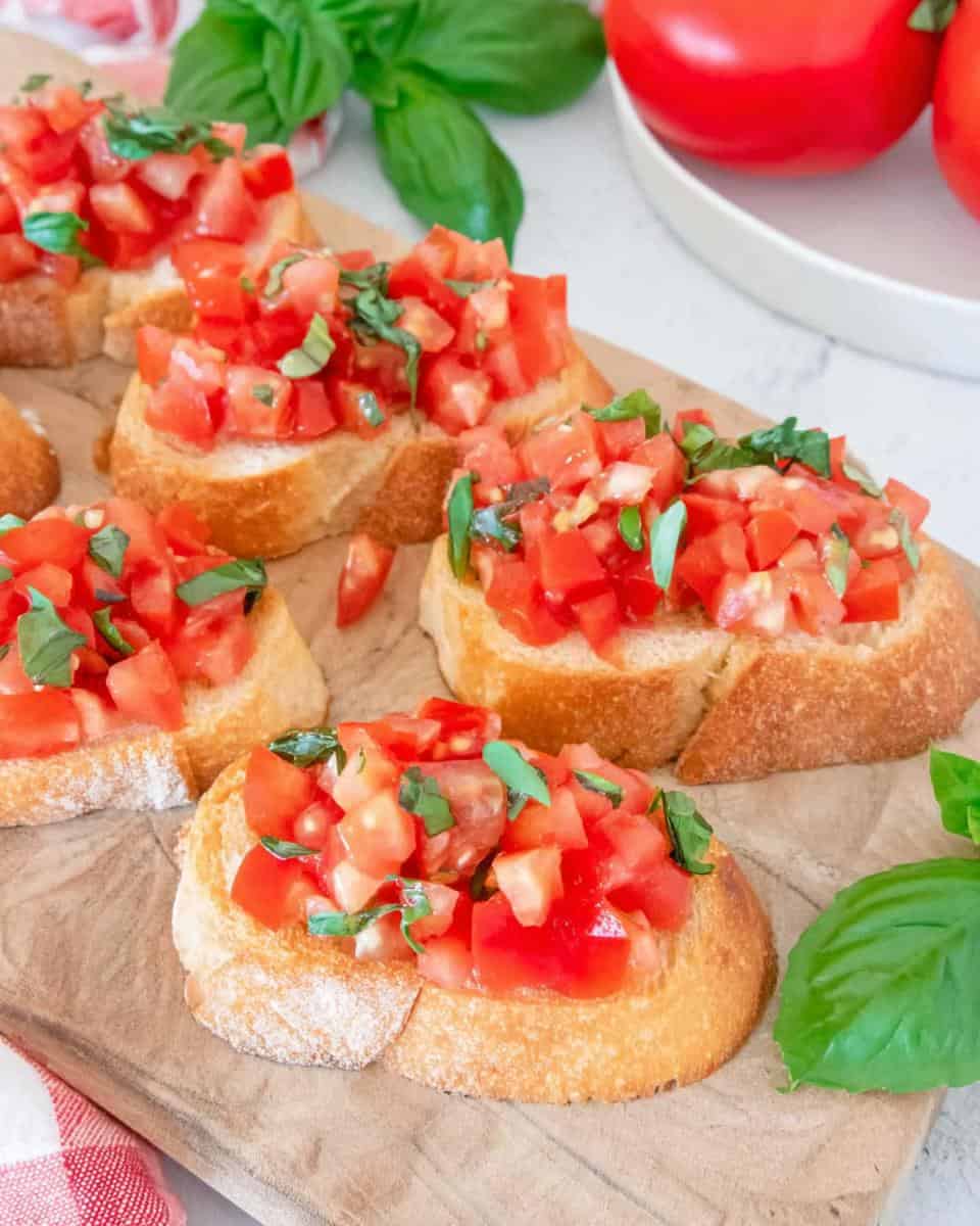 Klassisches italienisches Bruschetta Rezept mit Tomaten und Basilikum - detail 1