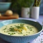 Sahnige Spargelcremesuppe mit frischen Kräutern