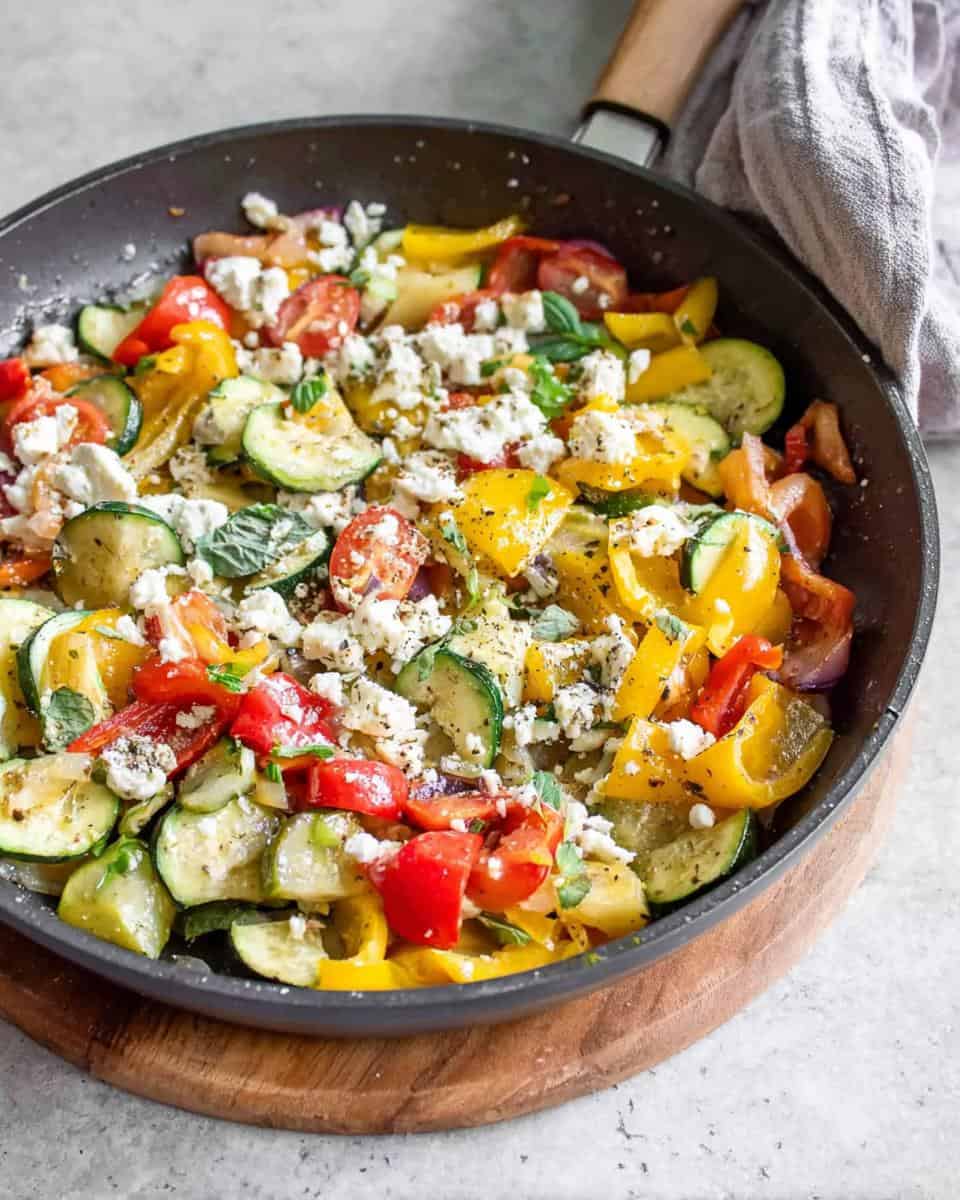 Schnelle Zucchini Paprika Pfanne mit Feta - detail 1