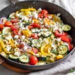 Schnelle Zucchini Paprika Pfanne mit Feta