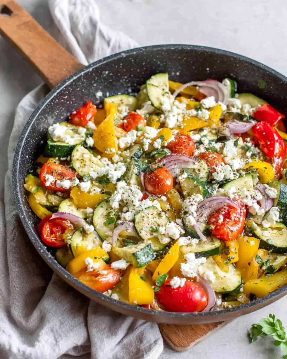 Schnelle Zucchini Paprika Pfanne mit Feta - detail 2