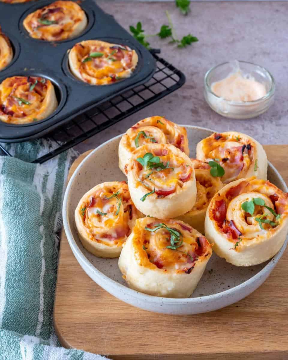 Schnelle einfache Pizzabrötchen ohne Hefe mit geräucherter Putenbrust und Käse - detail 1