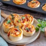 Schnelle einfache Pizzabrötchen ohne Hefe mit geräucherter Putenbrust und Käse