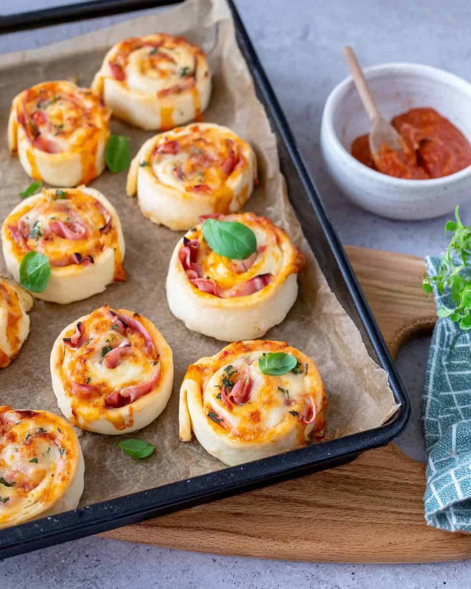 Schnelle einfache Pizzabrötchen ohne Hefe mit geräucherter Putenbrust und Käse - detail 2