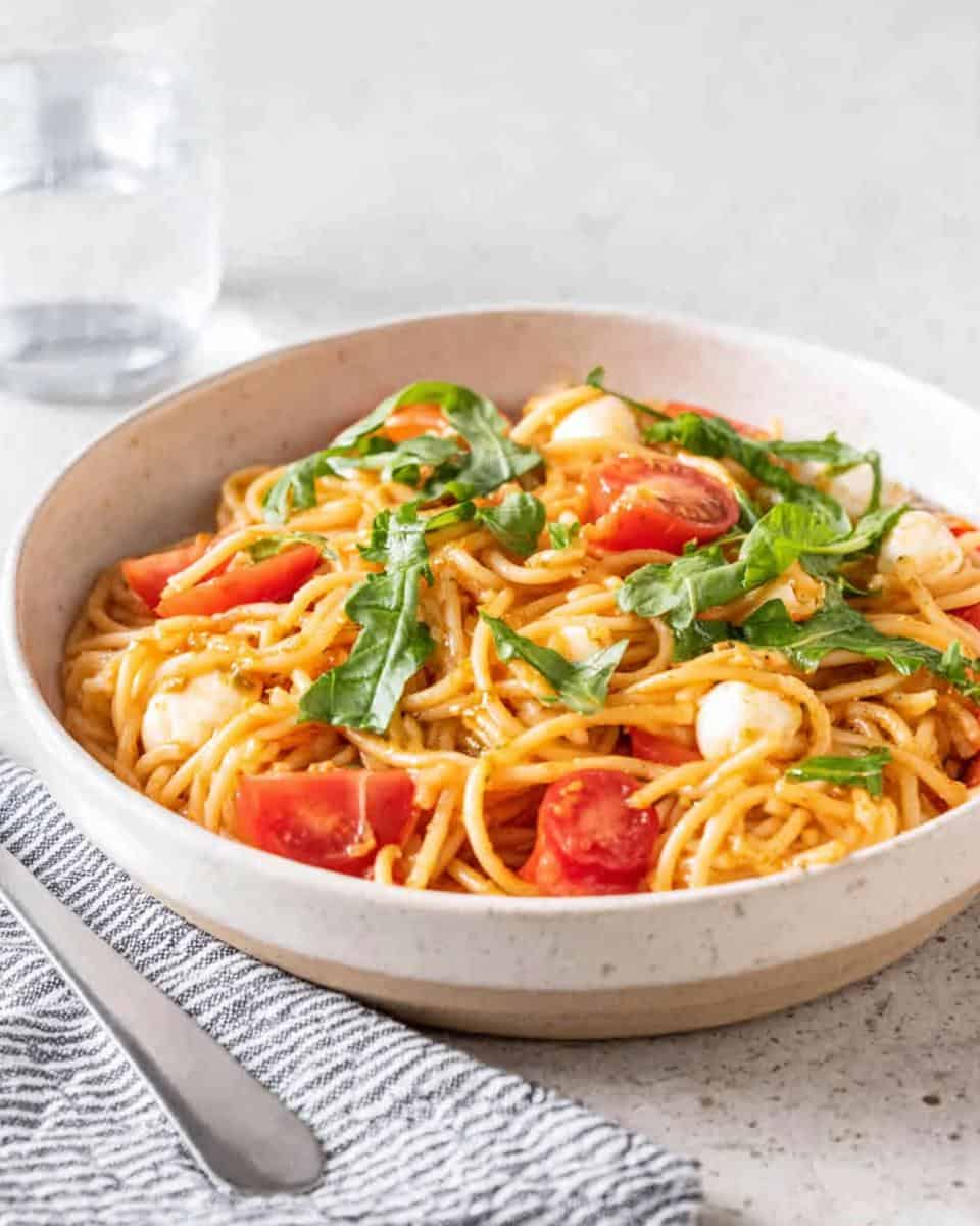 Schneller Spaghettisalat mit Pesto Tomaten Mozzarella - detail 1