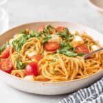 Schneller Spaghettisalat mit Pesto Tomaten Mozzarella