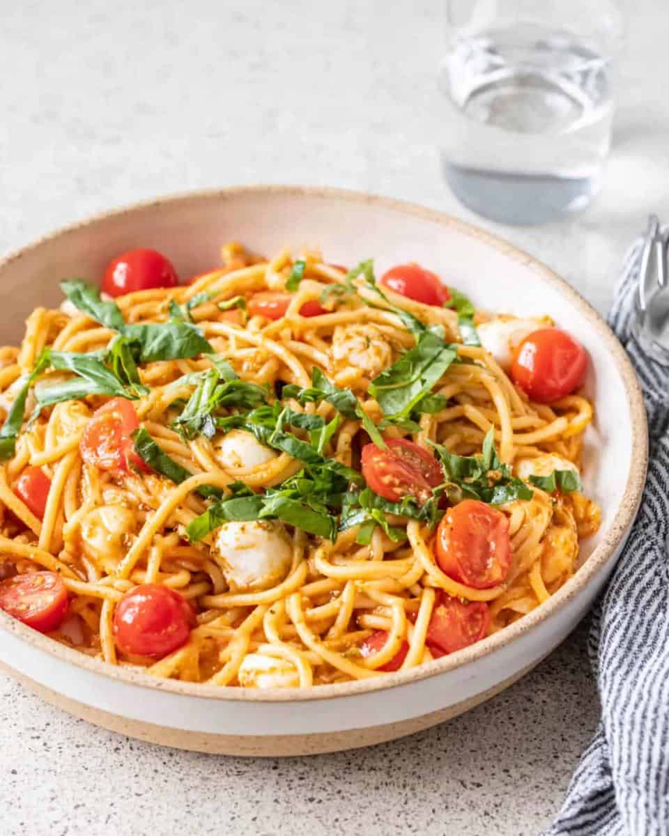 Schneller Spaghettisalat mit Pesto Tomaten Mozzarella - detail 3