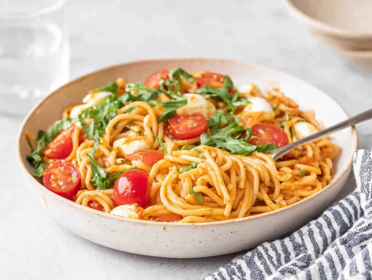 Entzückender Schneller Spaghettisalat mit Pesto in 15 Minuten