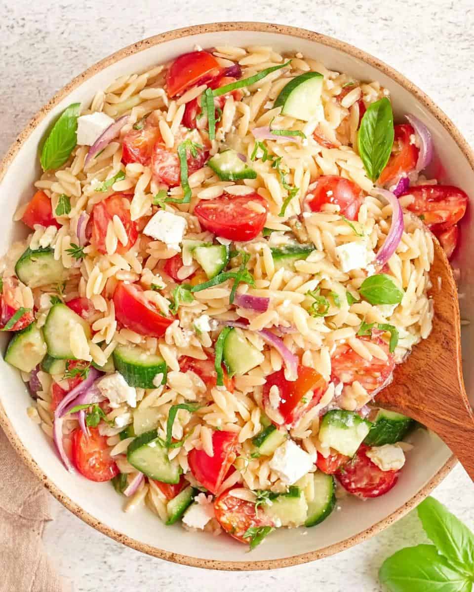 Schneller griechischer Kritharaki Salat mit Feta - detail 1