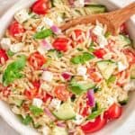 Schneller griechischer Kritharaki Salat mit Feta