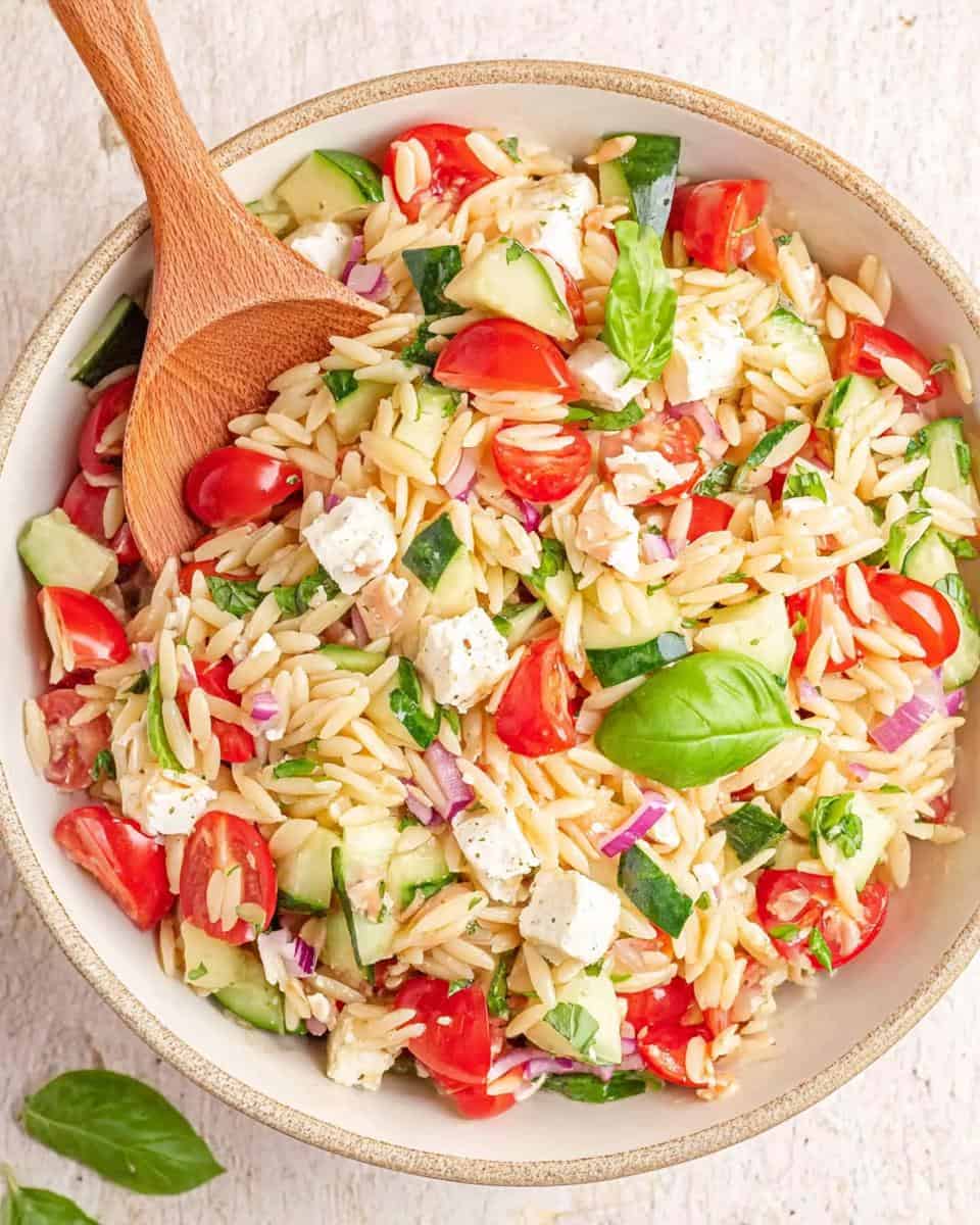 Schneller griechischer Kritharaki Salat mit Feta - detail 2