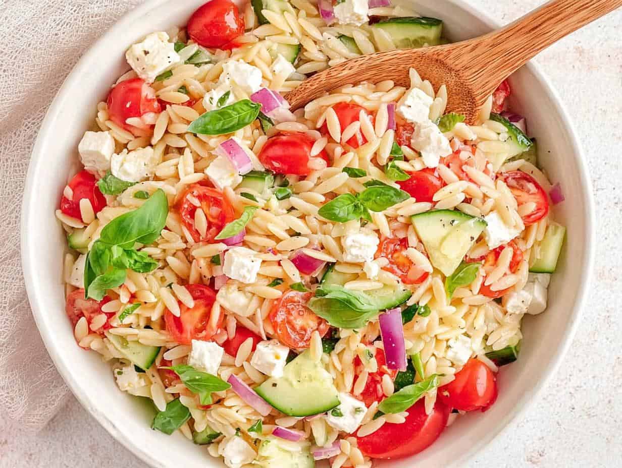 Unglaublich! Schneller Kritharaki Salat mit Feta in 15 Min