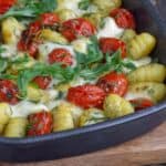 Schnelles Gnocchi aus dem Ofen mit Tomaten und Mozzarella
