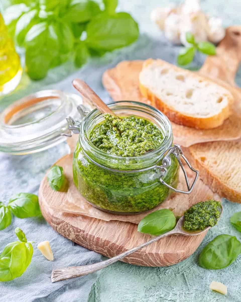 Basilikum Pesto Rezept einfach und schnell selber machen - detail 2
