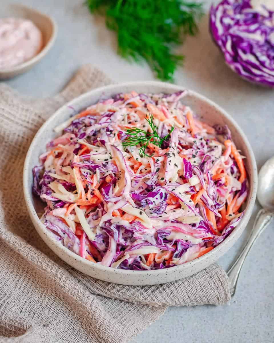 Bunter Coleslaw Salat mit Joghurt Mayonnaise Dressing - detail 1