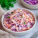 Bunter Coleslaw Salat mit Joghurt Mayonnaise Dressing
