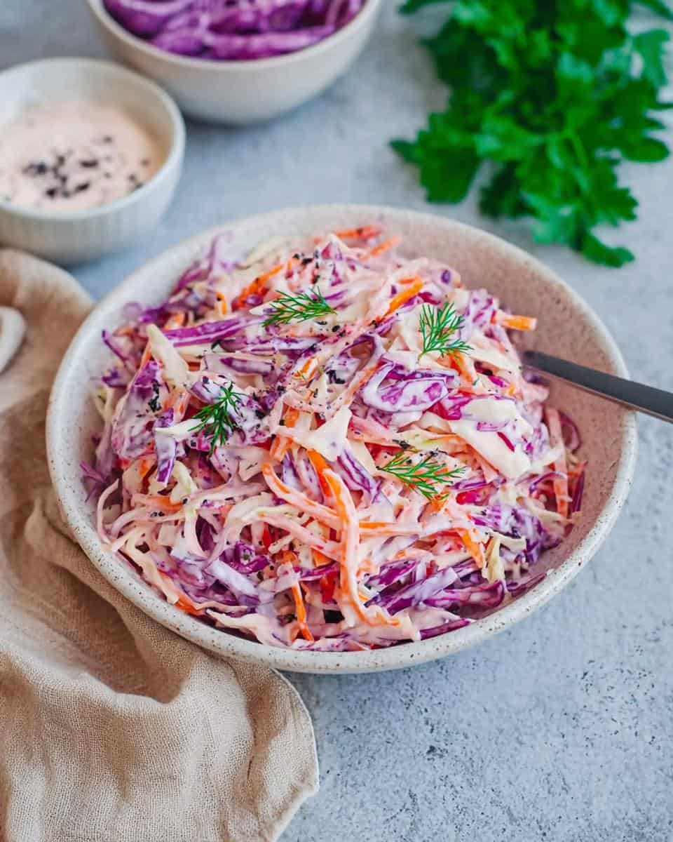 Bunter Coleslaw Salat mit Joghurt Mayonnaise Dressing - detail 2