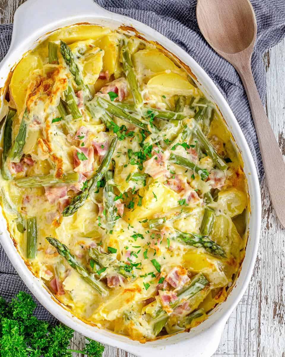 Cremiger Spargelauflauf mit Schinken, Kartoffeln und Hollandaise - detail 1