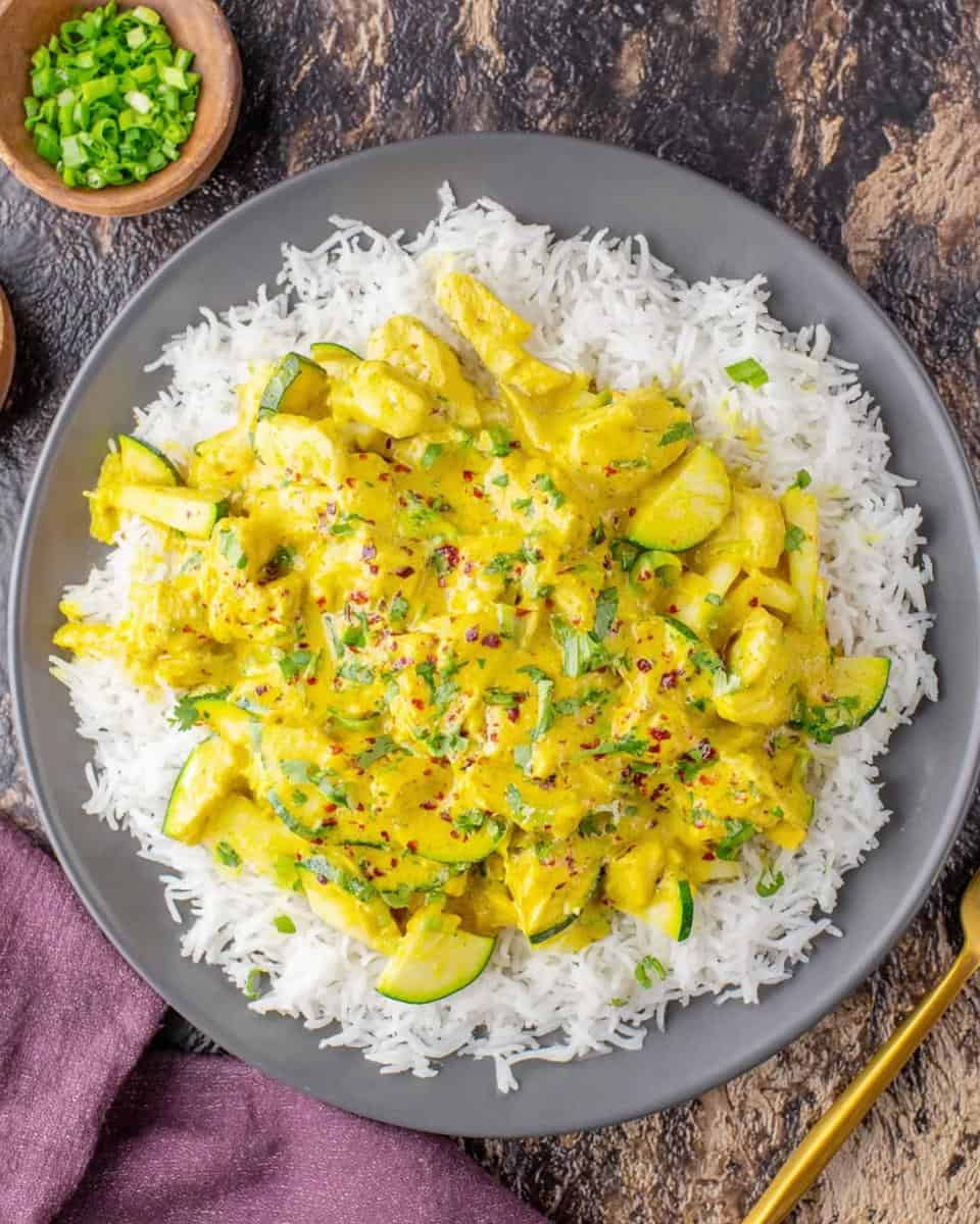 Cremiges indisches Hähnchen Curry mit Reis und Zucchini - detail 1