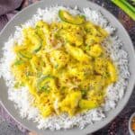 Cremiges indisches Hähnchen Curry mit Reis und Zucchini