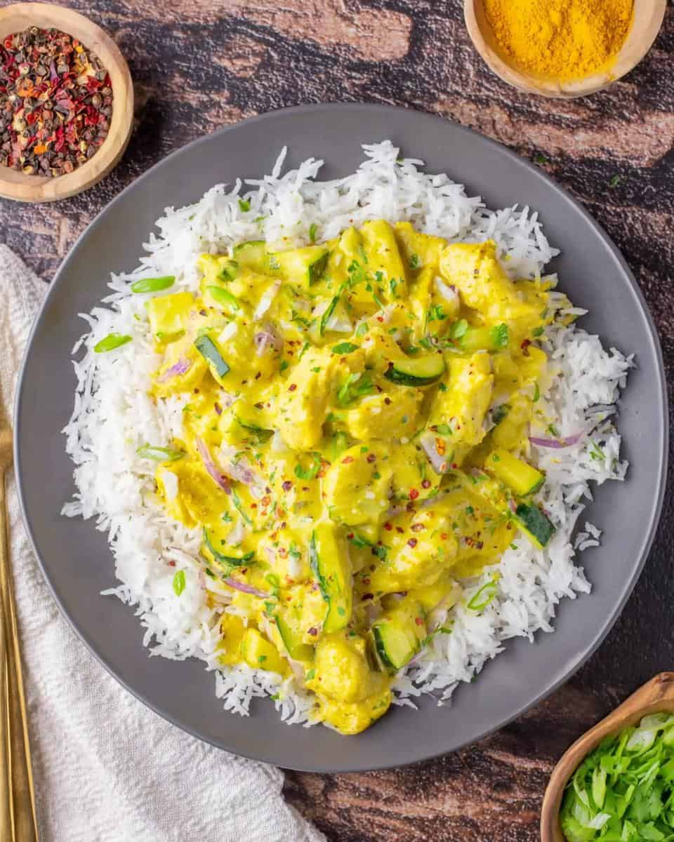 Cremiges indisches Hähnchen Curry mit Reis und Zucchini - detail 2