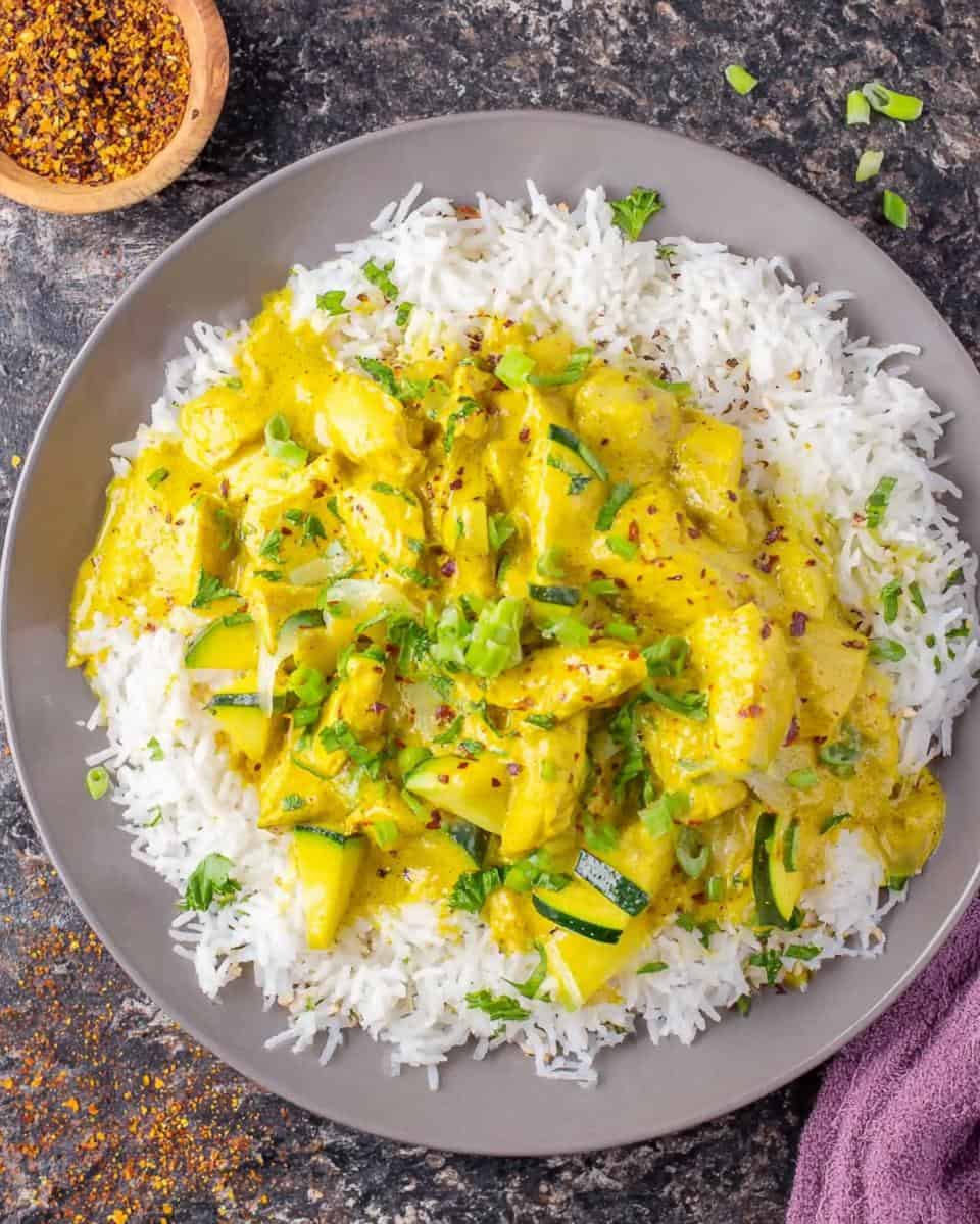 Cremiges indisches Hähnchen Curry mit Reis und Zucchini - detail 3