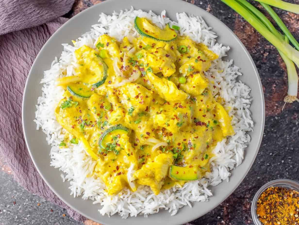 Schnell & Süchtig: Cremiges indisches Hähnchen Curry in 25 Min