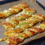 Einfache Blätterteigstangen mit Pesto und Feta