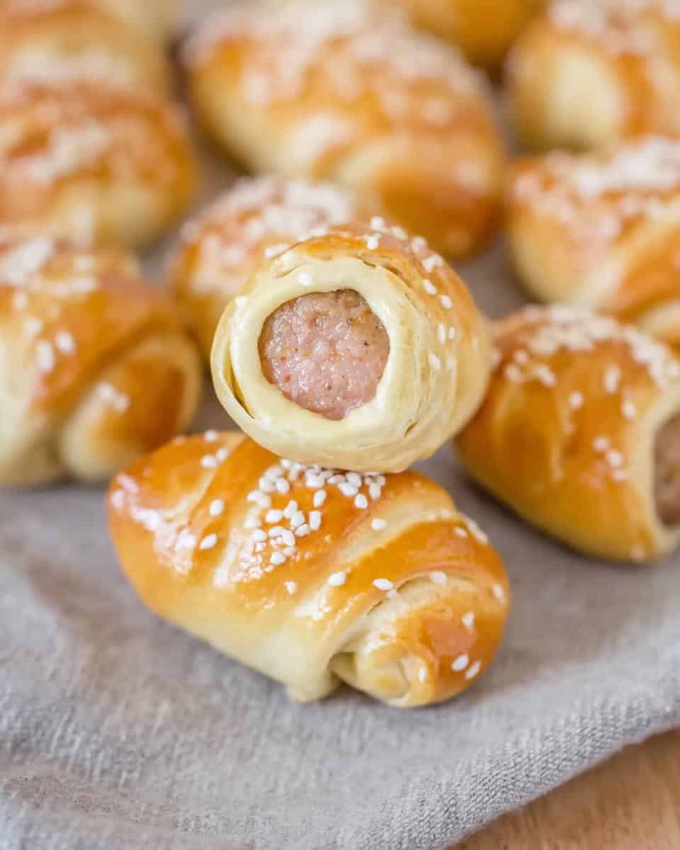 Einfache Würstchen im Schlafrock mit Laugenstangen - detail 1