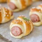 Einfache Würstchen im Schlafrock mit Laugenstangen