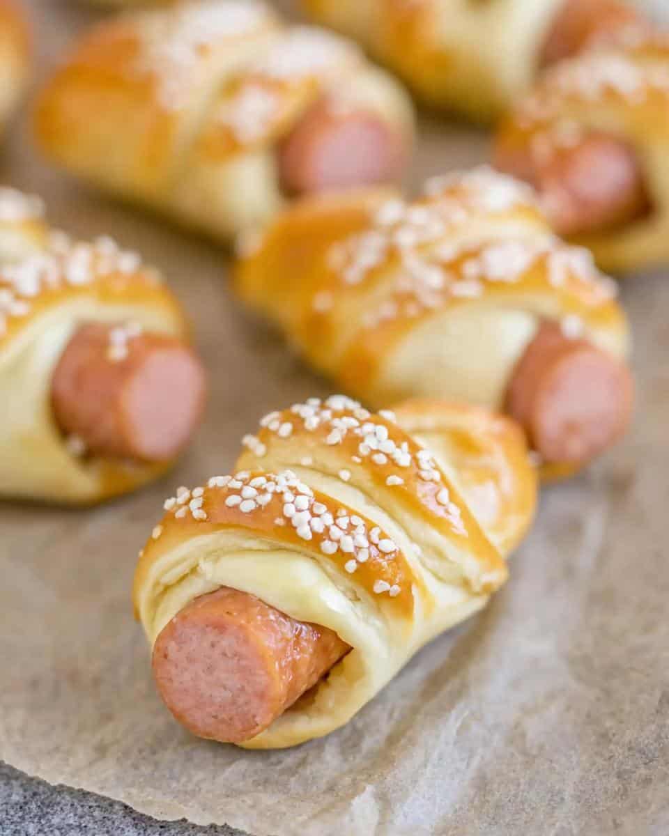 Einfache Würstchen im Schlafrock mit Laugenstangen - detail 2