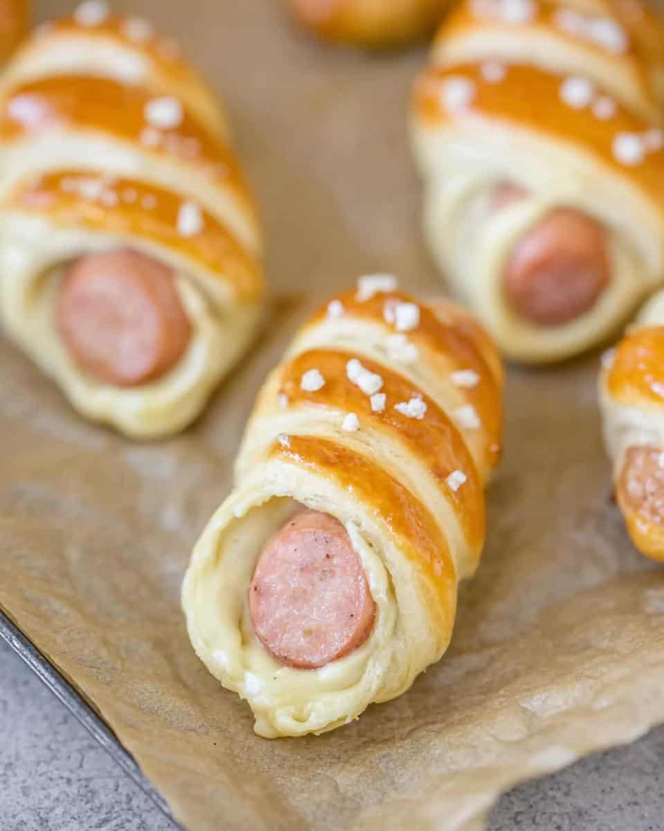 Einfache Würstchen im Schlafrock mit Laugenstangen - detail 3