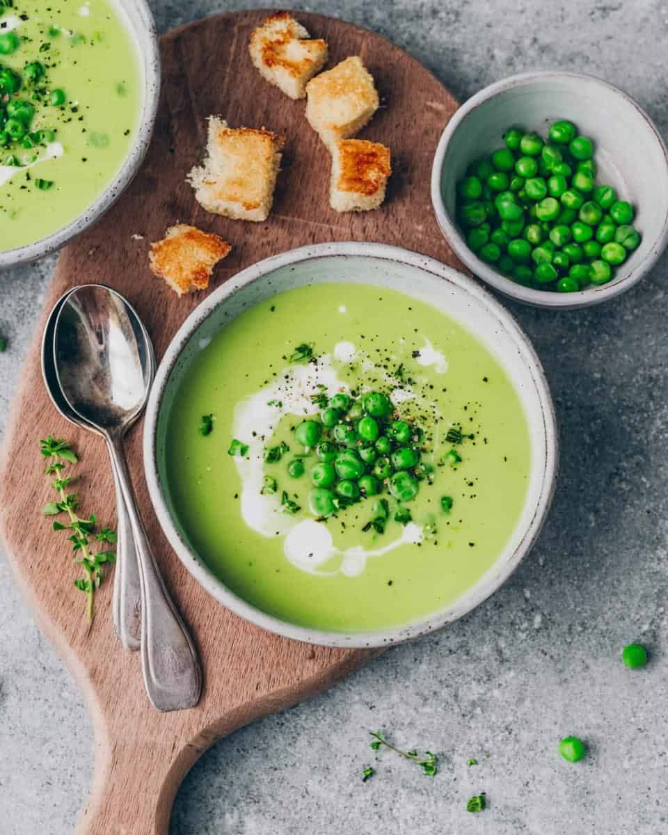 Einfache cremige Erbsensuppe aus gefrorenen Erbsen - detail 1