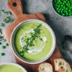 Einfache cremige Erbsensuppe aus gefrorenen Erbsen