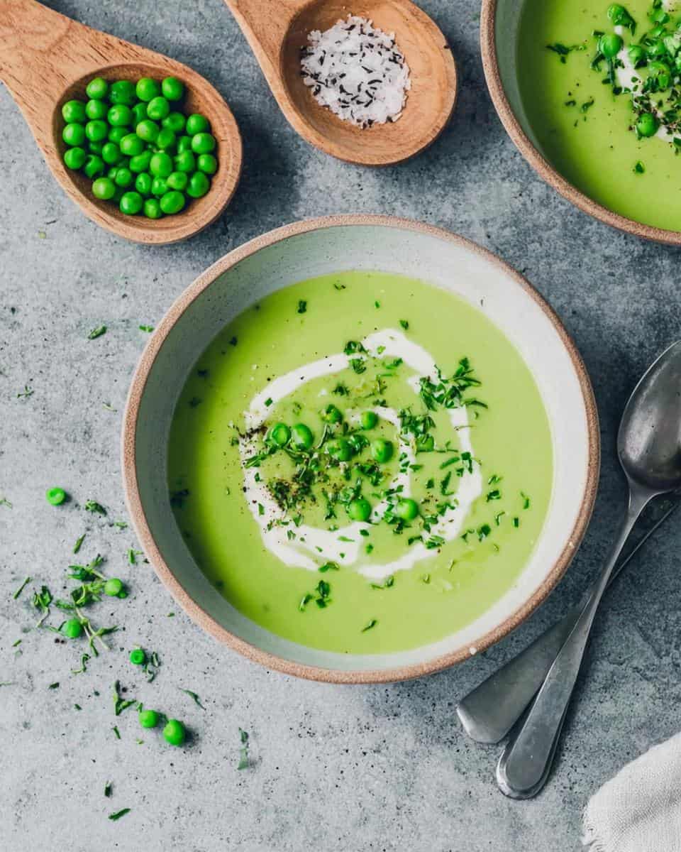 Einfache cremige Erbsensuppe aus gefrorenen Erbsen - detail 2