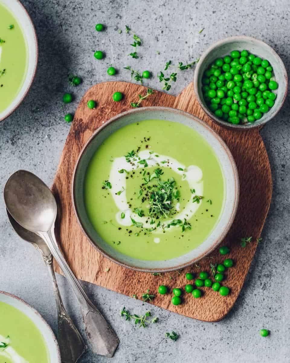 Einfache cremige Erbsensuppe aus gefrorenen Erbsen - detail 3