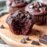 Einfache saftige Schokomuffins mit Öl und Kakao