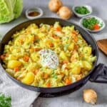 Einfache vegetarische Spitzkohlpfanne mit Kartoffeln
