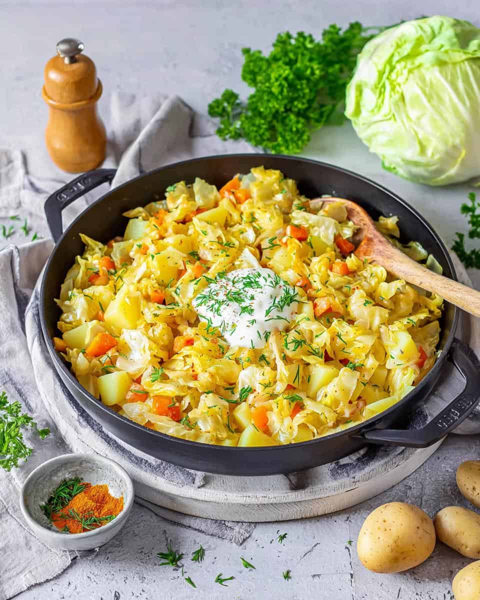 Einfache vegetarische Spitzkohlpfanne mit Kartoffeln - detail 2