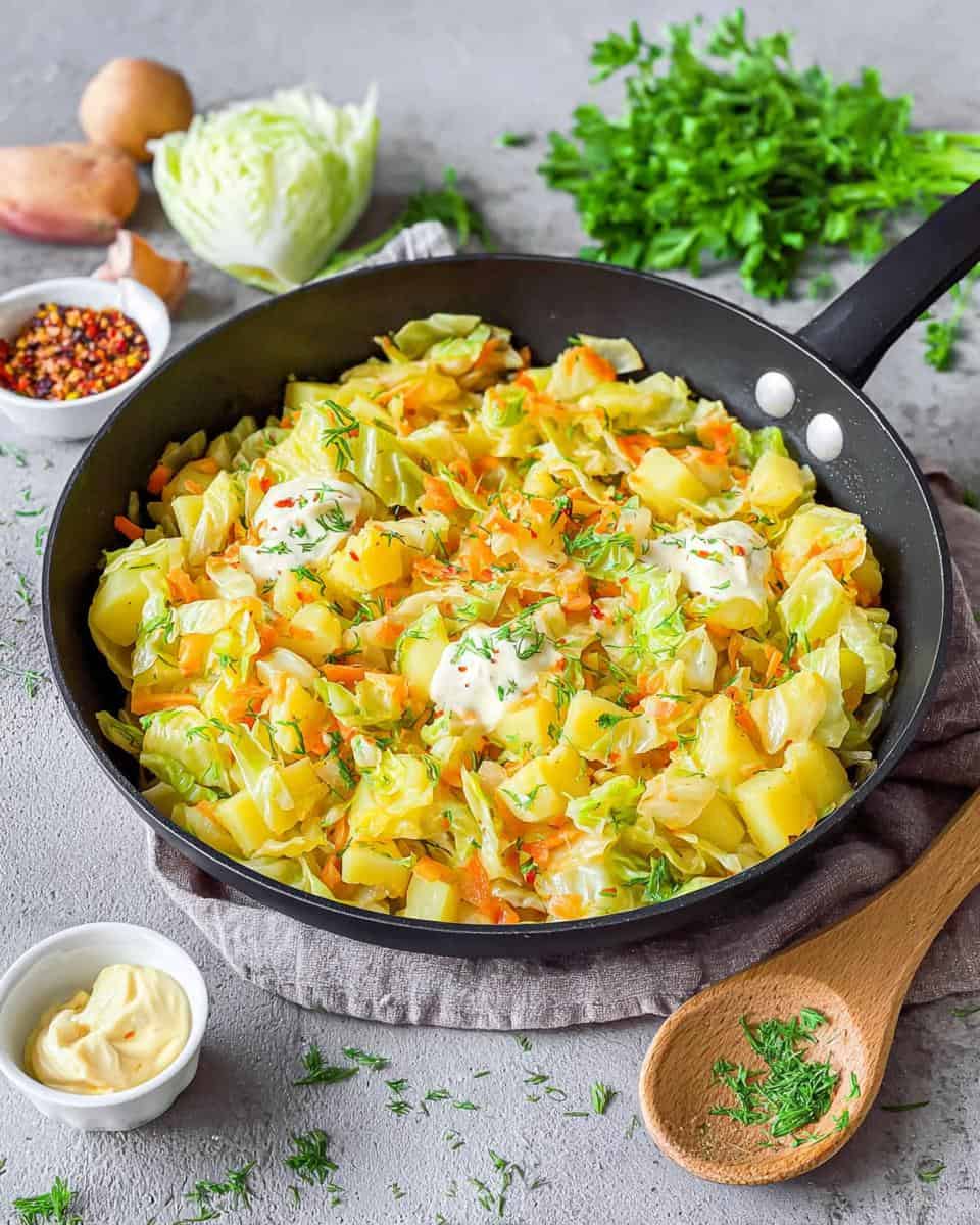 Einfache vegetarische Spitzkohlpfanne mit Kartoffeln - detail 3