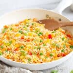 Einfacher asiatischer vegetarischer gebratener Reis mit Ei und Gemüse